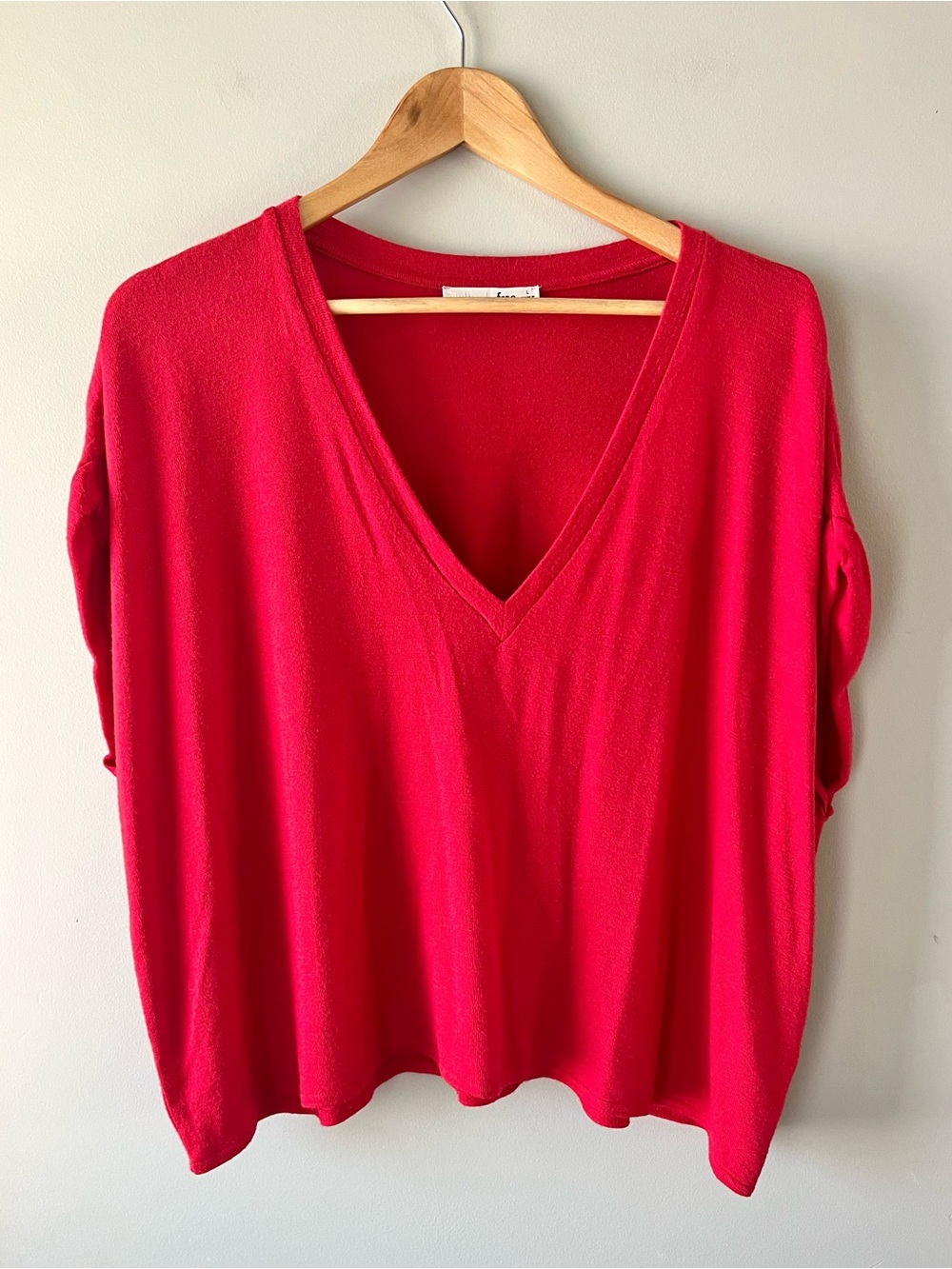 Aritzia Wilfred Free Brosh Shirt Bright Red V-Neck Size Large Business Casual